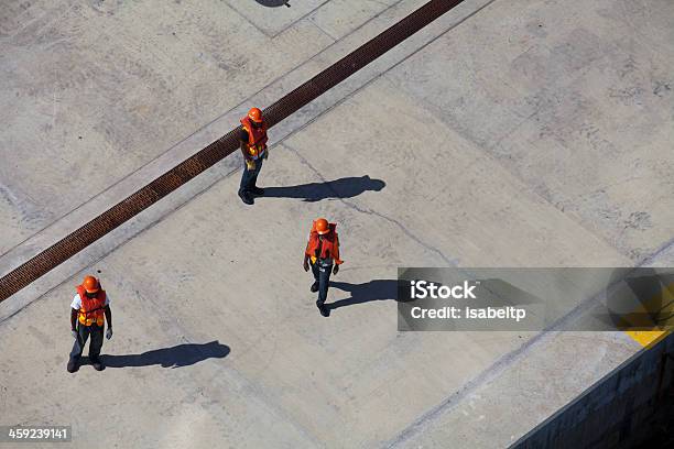 Photo libre de droit de Trois Hommes Sur Un Ponton banque d'images et plus d'images libres de droit de Béton - Béton, Ponton, Activité