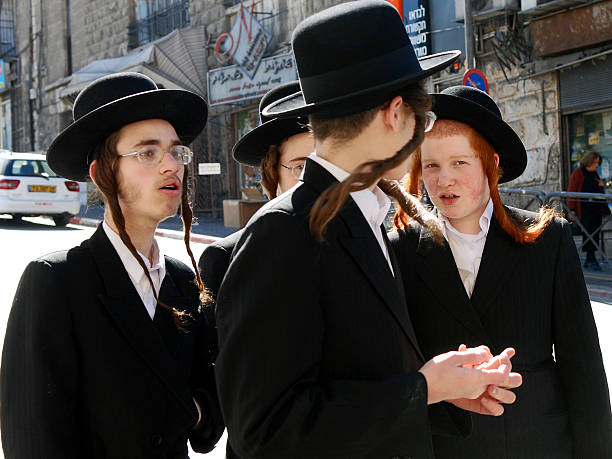 rabbinical étudiants à jérusalem. - judaism jewish ethnicity hasidism rabbi photos et images de collection