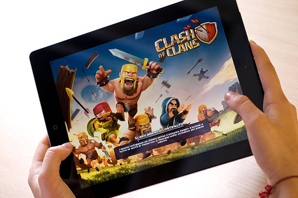 conflitto di clans su ipad - ipad human hand men apple computers foto e immagini stock