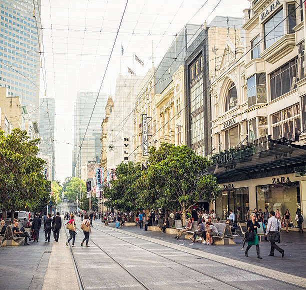 personas en bourke street en el centro de melbourne. - melbourne day city skyline fotografías e imágenes de stock