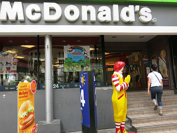 mcdonal's маркетинговые стратегии культура таиланда - bangkok mcdonalds fast food restaurant asia стоковые фото и изображения