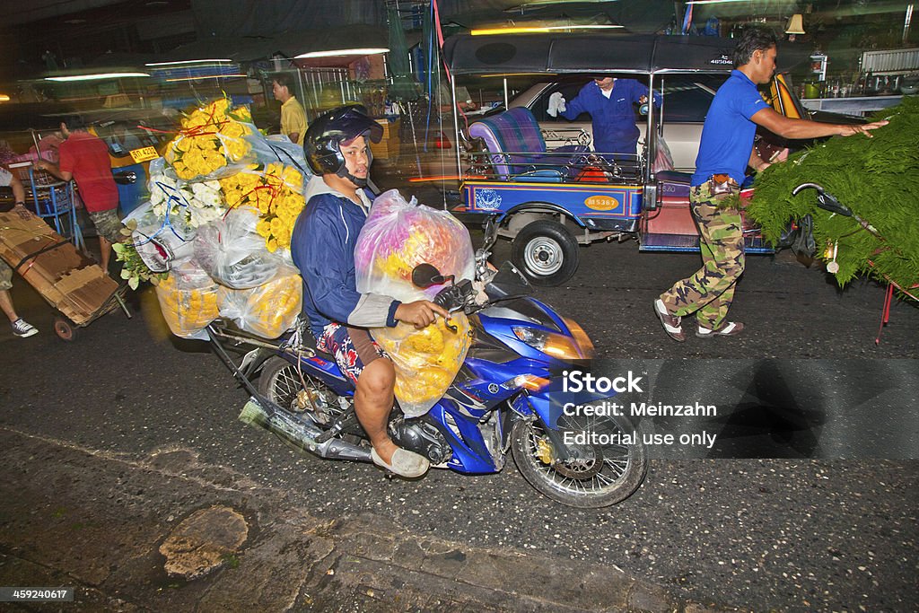 Personas transporte flores en Pak Khlong Thalat mercado - Foto de stock de Aderezo libre de derechos