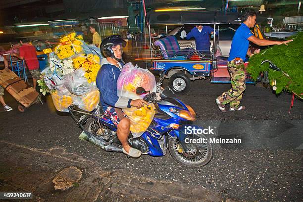 Personas Transporte Flores En Pak Khlong Thalat Mercado Foto de stock y más banco de imágenes de Aderezo