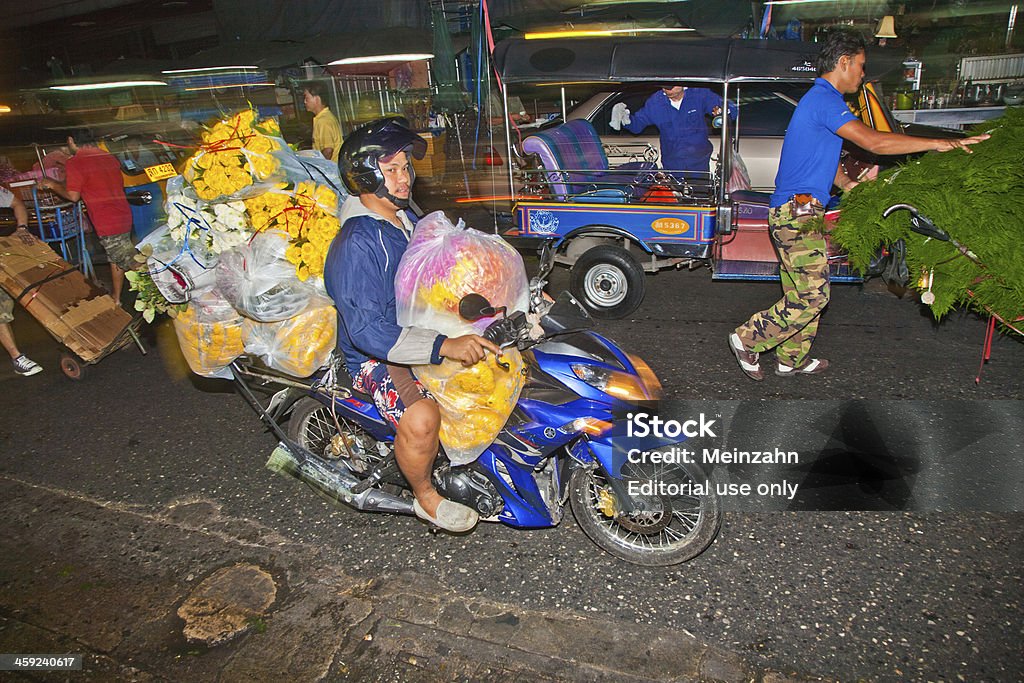 Ludzi, transport kwiaty w Pak Khlong Thalat rynku - Zbiór zdjęć royalty-free (Azja)