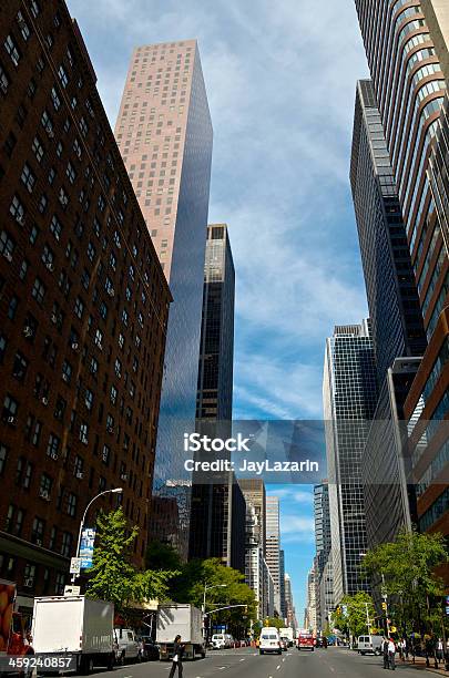Midtown Manhattan Wieżowce Ludzie Street Scene New York City - zdjęcia stockowe i więcej obrazów Architektura