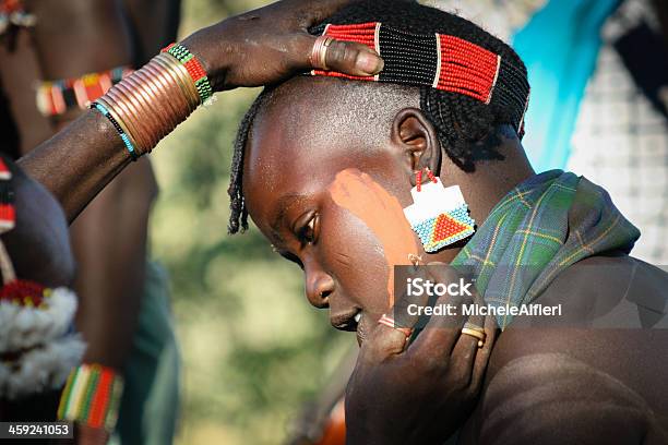 Ragazzo Indossa Trucco Per Il Bull Saltare Cerimonia Etiopia - Fotografie stock e altre immagini di Adulto