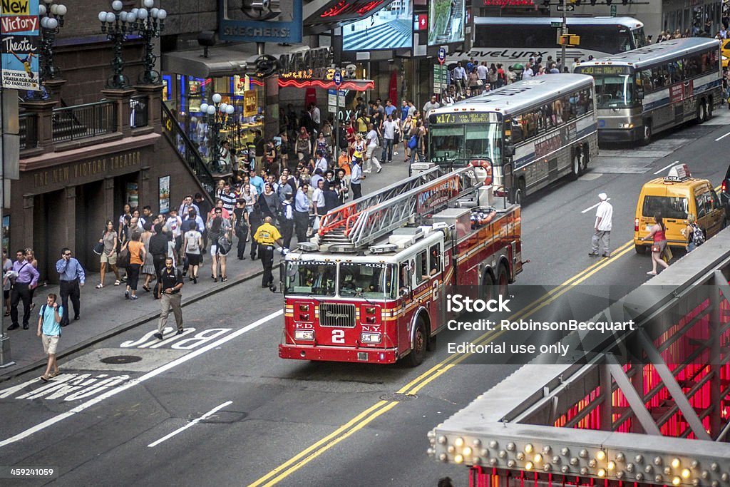 Camion dei pompieri vicino a Times Square, New York - Foto stock royalty-free di Caserma dei pompieri