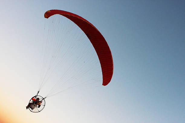 paraglider 해질녘까지 실루엣 - extreme sports air sport recreational pursuit ultralight 뉴스 사진 이미지