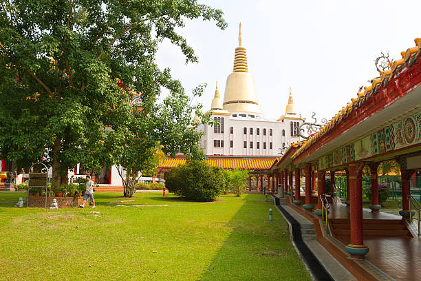 marcher autour de figuier des pagodes - bodhgaya architecture image human age photos et images de collection