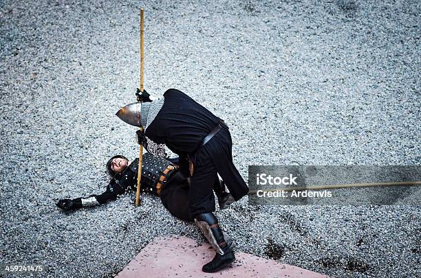 Due Cavalieri Che Combattono In Italian Festival Medievale Castello Soncino - Fotografie stock e altre immagini di Acciaio