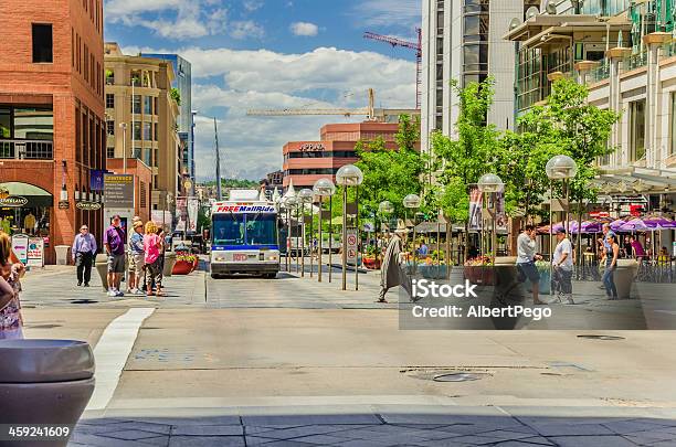 Prescinct Peatones En El Centro De La Ciudad De Denver Foto de stock y más banco de imágenes de Denver