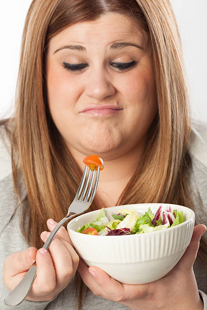 régime frustration - overweight women salad frustration photos et images de collection