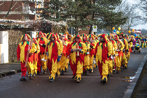 carnaval tradicional en bonn - germany carnival spectator group of people fotografías e imágenes de stock