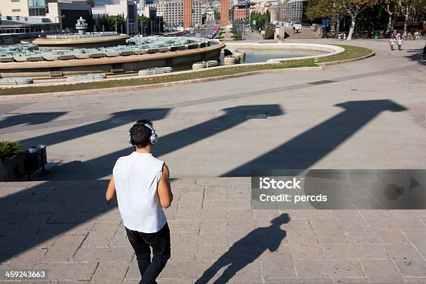 Jogging Em Barcelona - Fotografias de stock e mais imagens de Adulto - Adulto, Auscultador - Equipamento Áudio, Avenida