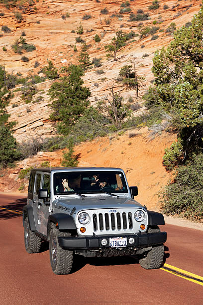 jeep 1 tratador rubicon condução em parque nacional de zion eua - editorial sports utility vehicle car jeep imagens e fotografias de stock