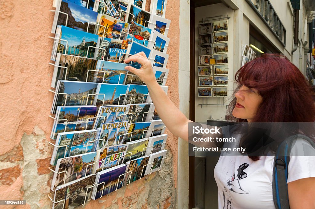 Femme choisir postard de Venise - Photo de Carte postale libre de droits