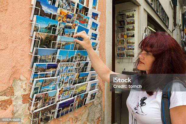 Mulher Escolher Postard De Veneza - Fotografias de stock e mais imagens de Cartão Postal - Cartão Postal, Quiosque de Informações, Adulto