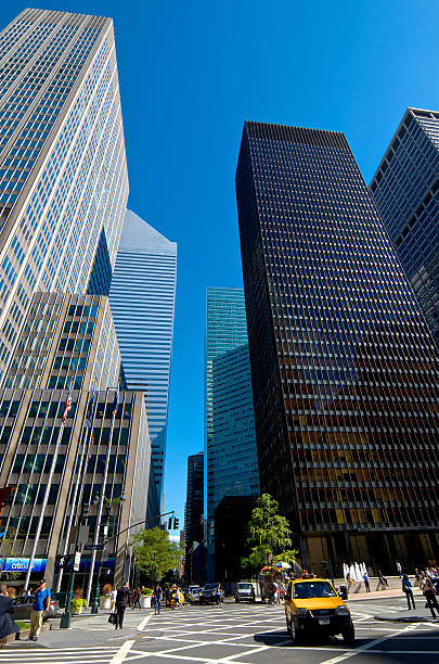 midtown manhattan wieżowce, ludzie & street scene, new york city - manhattan new york city urban scene midtown manhattan zdjęcia i obrazy z banku zdjęć