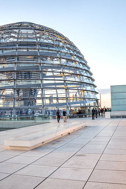 odwiedzając kopuła reichstagu w berlinie - houses of parliament zdjęcia i obrazy z banku zdjęć