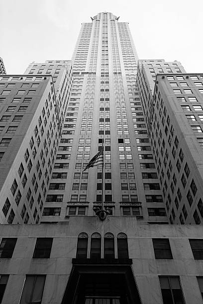 vertical chrysler building, a cidade de nova york - new york city black and white city looking at view - fotografias e filmes do acervo