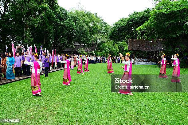 Evento Tradicional Tailandesa Yai - Fotografias de stock e mais imagens de Adulto - Adulto, Alegria, Andar