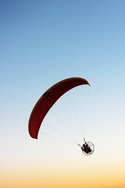 paraglider 해질녘까지 실루엣 - extreme sports air sport recreational pursuit ultralight 뉴스 사진 이미지