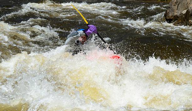 kayak en aguas bravas, colorado - rafting white water rafting colorado water fotografías e imágenes de stock