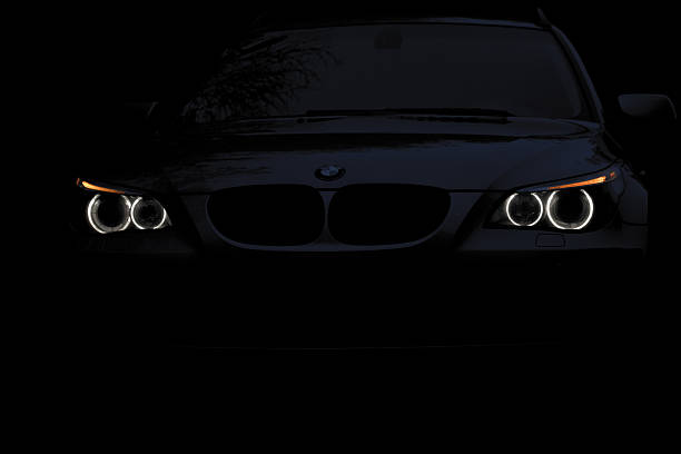 bmw 5 e61 ángel ojos noche toma - bmw fotografías e imágenes de stock