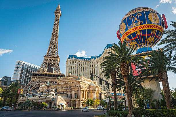 париж лас-вегас казино эйфелевой башни на лас-вегас-стрип, сша - famous place eiffel tower clear sky urban scene стоковые фото и изображения