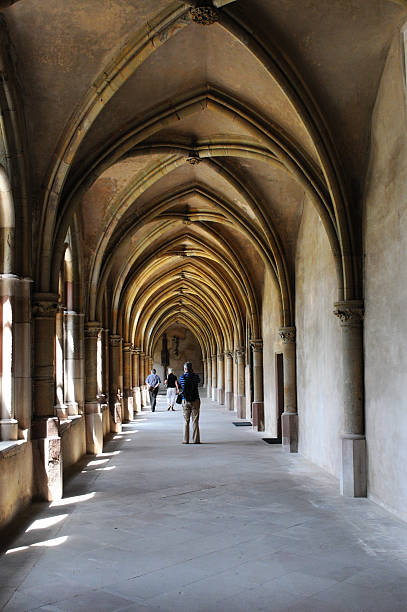 gente caminando por en habitación cloister de la catedral trier - trierer dom fotografías e imágenes de stock