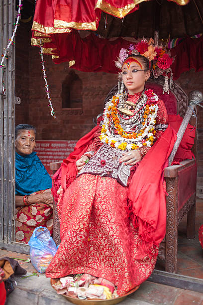 retrato de kumari, la diosa de estar. - nepalese culture nepal kathmandu bagmati fotografías e imágenes de stock