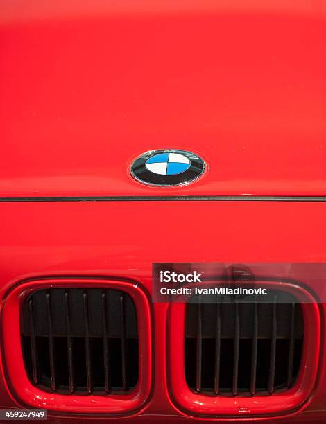 Capuz De Um Vermelho Bmw - Fotografias de stock e mais imagens de BMW - BMW, Carro, Crachá - Acessório