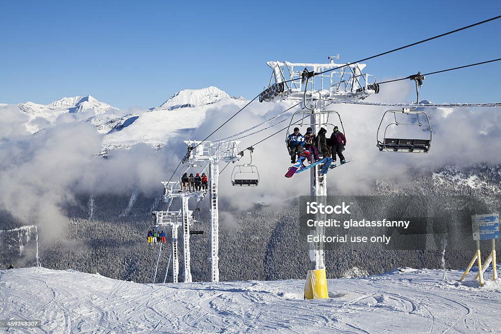 Les surfeurs des neiges au sommet de l'harmonie d'une chaise. - Photo de Activité libre de droits