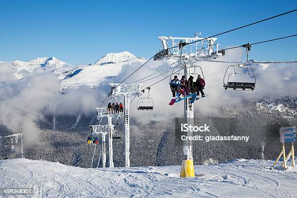 Photo libre de droit de Les Surfeurs Des Neiges Au Sommet De Lharmonie Dune Chaise banque d'images et plus d'images libres de droit de Activité