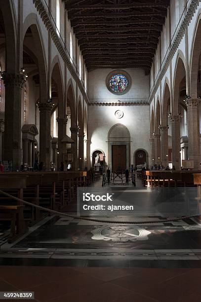 Foto de Dentro Da Igreja De Santa Croce Em Florença e mais fotos de stock de Basílica - Basílica, Chão, Coluna arquitetônica