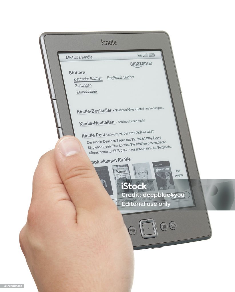 Amazon Kindle livre numérique de lecture sur un arrière-plan blanc - Photo de Adulation libre de droits