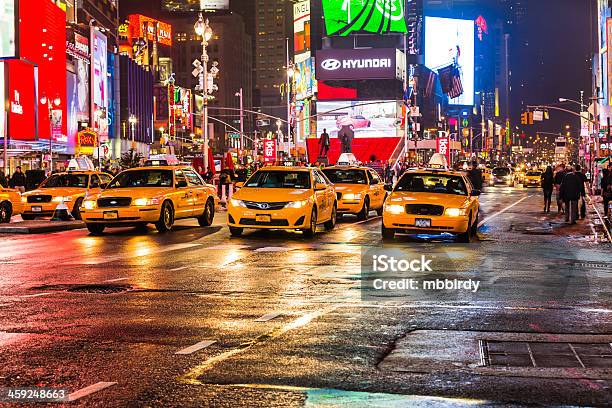 タクシーで 7 Th Avenue タイムズスクエアニューヨーク市 - 7アベニューのストックフォトや画像を多数ご用意 - 7アベニュー, アベニュー, アメリカ合衆国