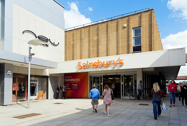 von sainsbury's, in vancouver quarter, king's lynn - shopping mall supermarket store sign stock-fotos und bilder