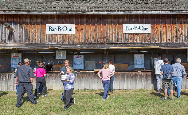 klienci, kupując southern bar-b-que żywność stojący na zewnątrz - bbq barbque obrazy zdjęcia i obrazy z banku zdjęć
