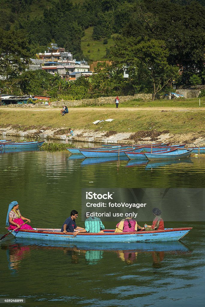 Indian touristes profitant d'excursion en bateau sur le Lac Phewa Pokhara Népal - Photo de Lac libre de droits