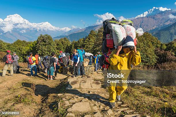 Sherpa Porter Carregar Expedition Kit Em Himalaias Nepal - Fotografias de stock e mais imagens de Sherpa