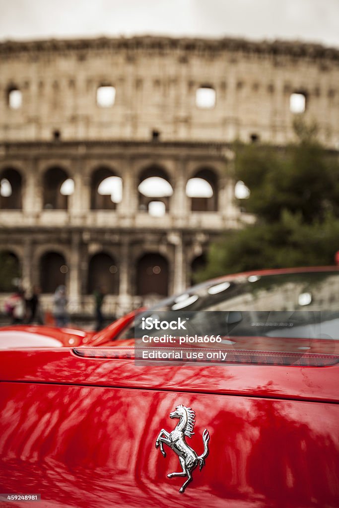 Ferrari 458 Italia e do Coliseu, em Roma - Foto de stock de Ferrari royalty-free