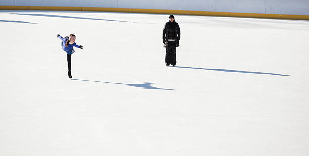 patinação no gelo no central park - editorial shadow new york city manhattan - fotografias e filmes do acervo