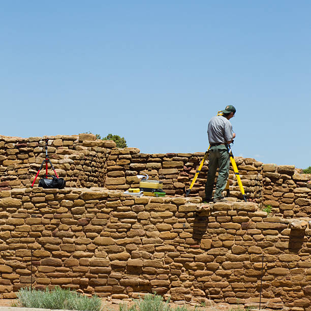 enquête archéologique au parc national de mesa verde, dans le colorado - ancient pueblo peoples photos et images de collection
