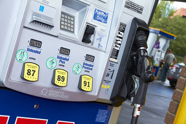 сша бензин насос показать высокие цены - gas fuel pump labeling fuel and power generation стоковые фото и изображения