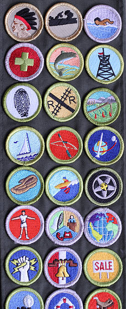 association de scoutisme mérite badges sur la ceinture - sash white blue red photos et images de collection