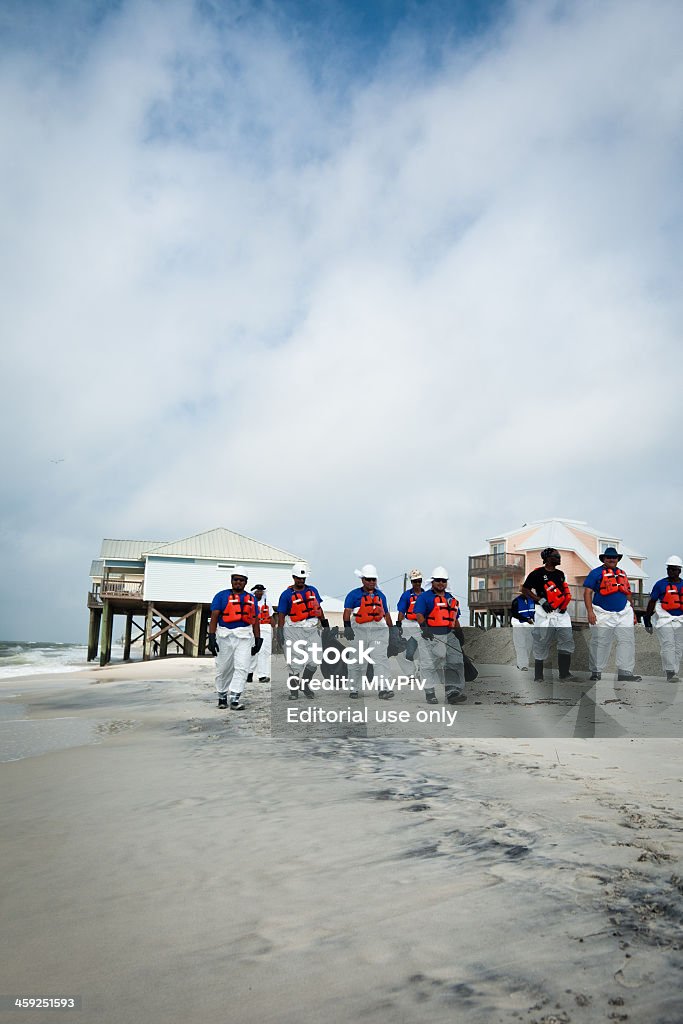 Trabajadores de limpieza después de la BP derrame de petróleo - Foto de stock de Adulto libre de derechos