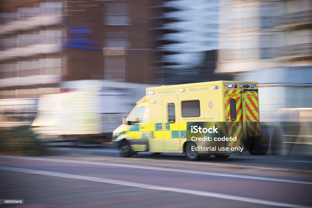 De emergência ambulância automóvel em Brighton, Reino Unido, desfoque de movimento - Foto de stock de Ambulância royalty-free