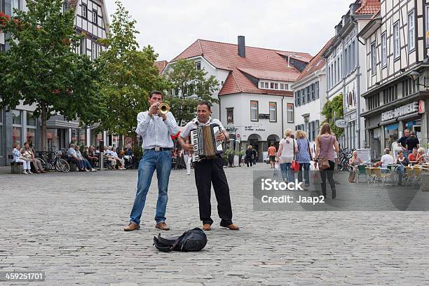 Photo libre de droit de Musiciens De Rue Sur Le Marché Allemand Square banque d'images et plus d'images libres de droit de Allemagne - Allemagne, D'ascendance européenne, Accordéon - Instrument