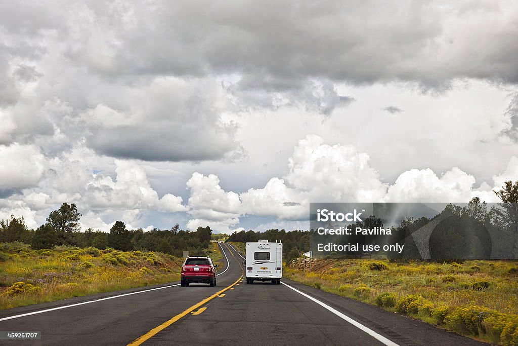 Voiture rouge conduite et de camping-cars en direction du Grand Canyon en Arizona, États-Unis - Photo de Amérique du Nord libre de droits